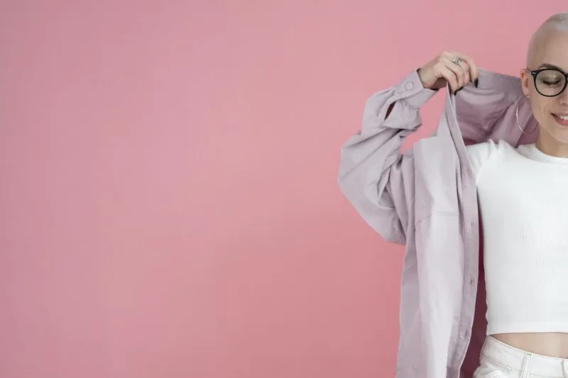 Jaki kolor pasuje do pudrowego różu? Delikatne stylizacje dla kobiet